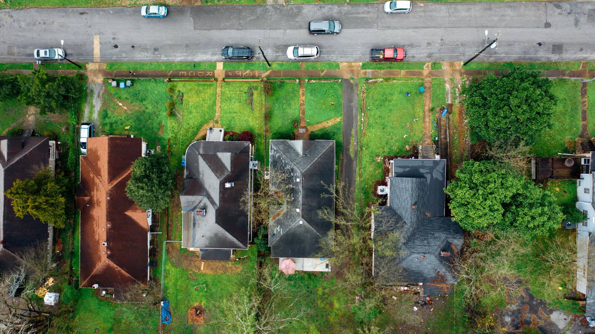 Aerial view of a residential street with individually arranged house plots